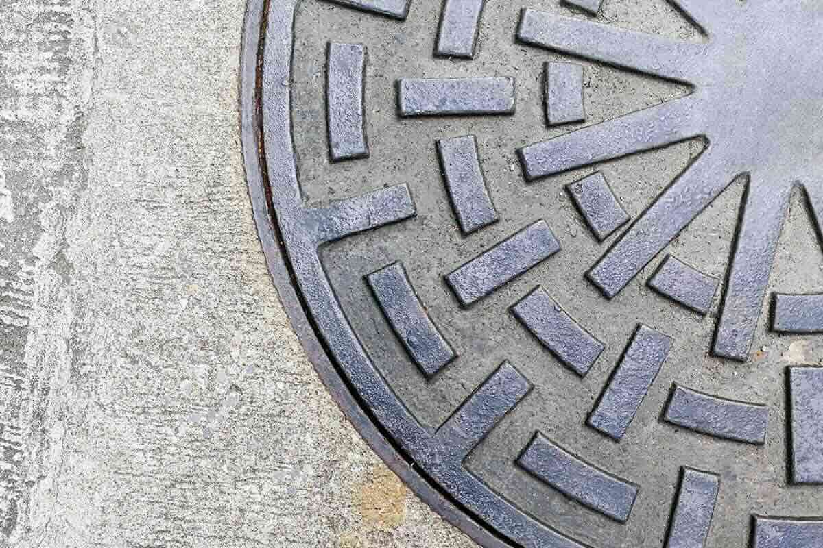 Big Brute wet and dry vacuum clearing a drain